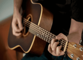 Rythme à la guitare : 9 erreurs qui cassent le groove