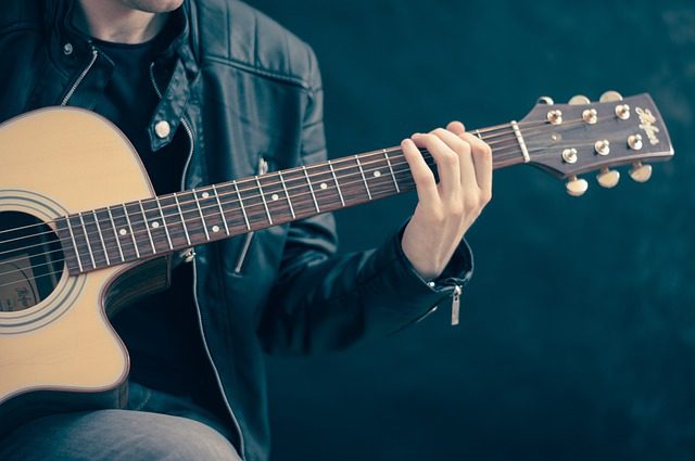 Jouer la main gauche à la guitare : 5 Règles efficaces pour le « no frise »