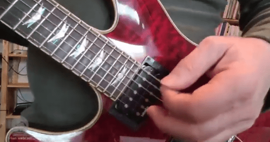 Jouer à la main droite à la guitare avec médiator