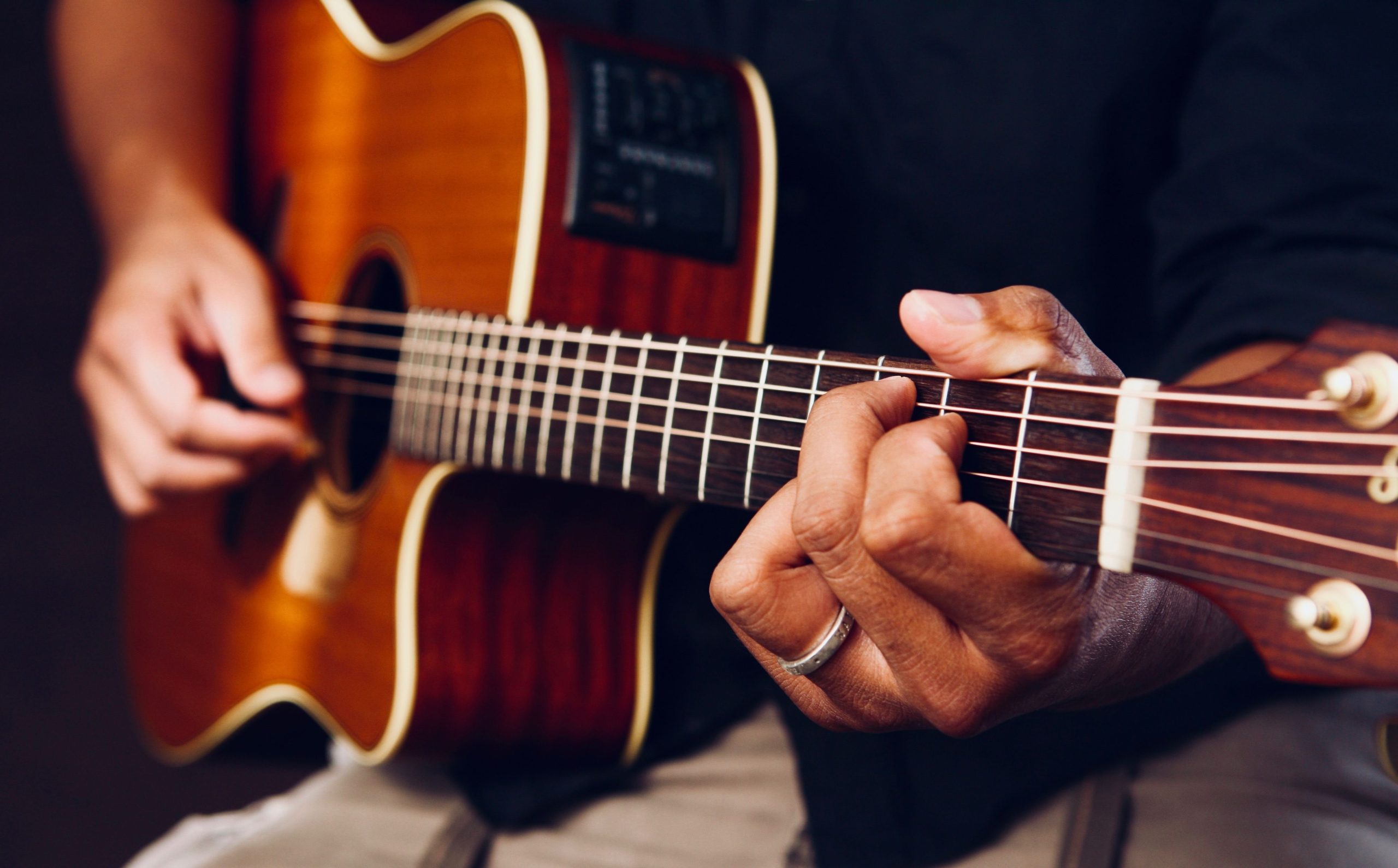 Apprendre la guitare avec YouTube : ce que les tutos gratuits peuvent (et ne peuvent pas) vous apprendre