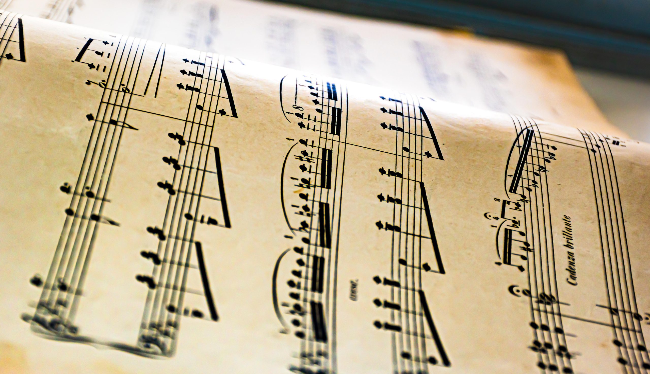 Apprendre la guitare sans solfège : mythe ou réalité pour un débutant ?