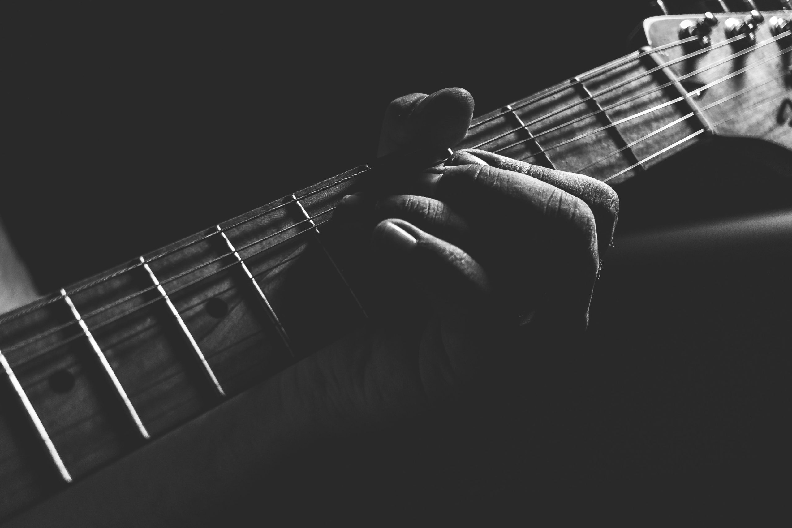 Bien tenir sa guitare et l&rsquo;accorder : la Leçon 1 essentielle pour tout débutant