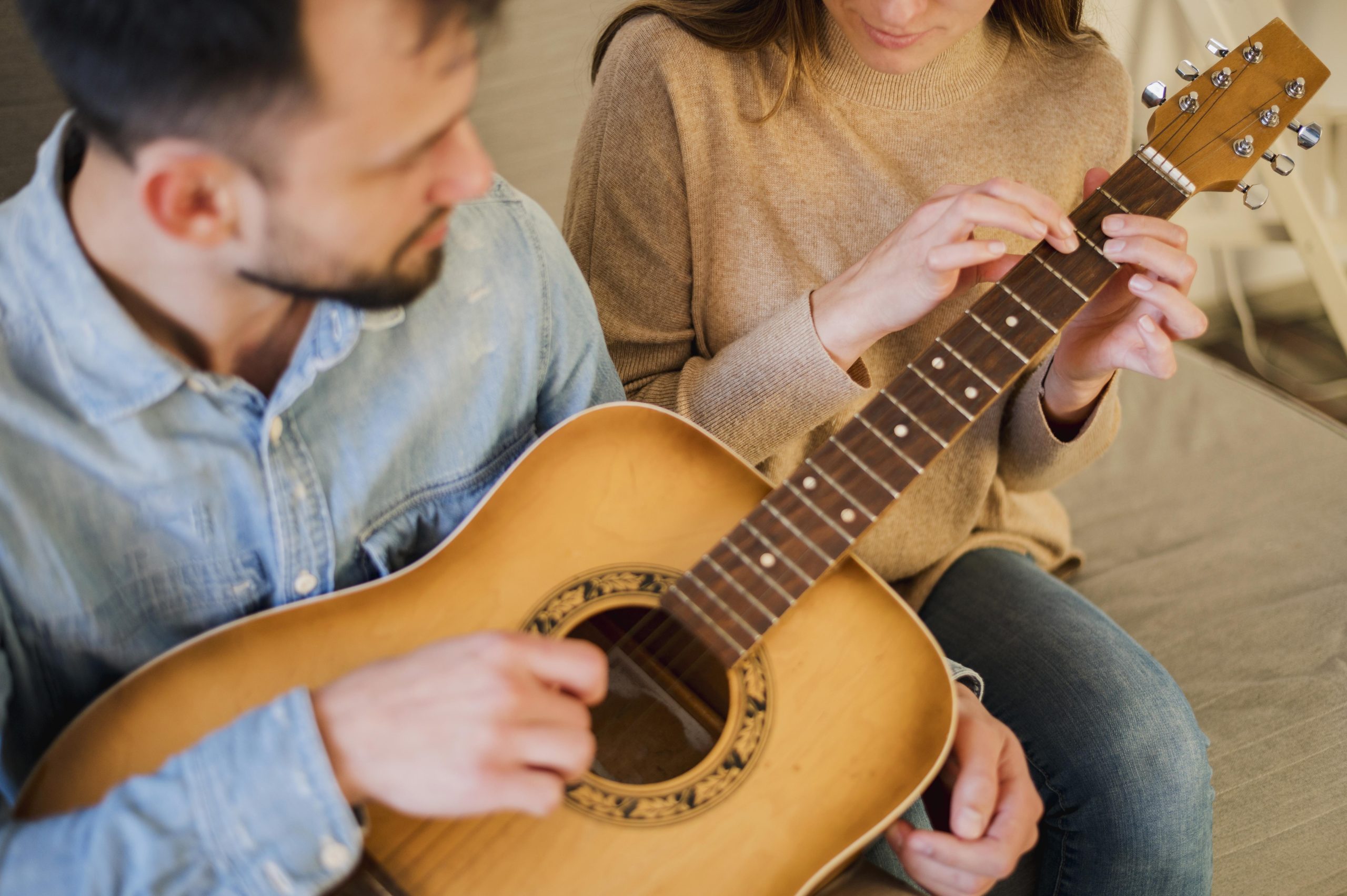 Cours de guitare à domicile : une formule efficace pour progresser à tout âge